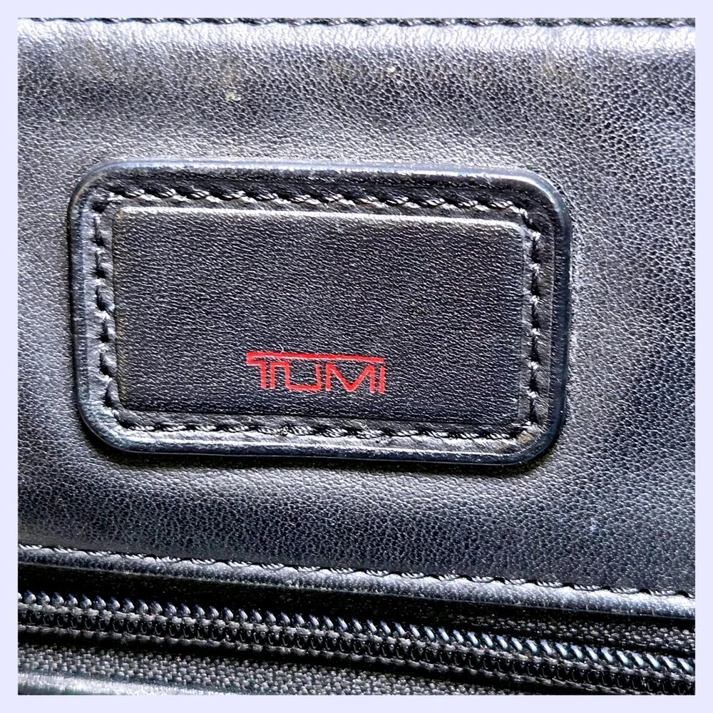 Tumi Slim Briefcase Black Leather Business Padded Work Bag Portfolio Office GD